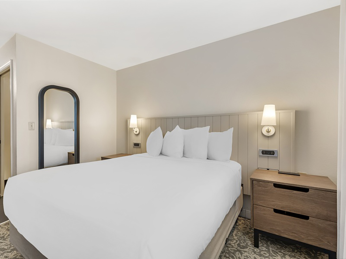 ses_dullesairport_two-bedroom-two-queen-roll-in-shower-2-gallery_image-800x600