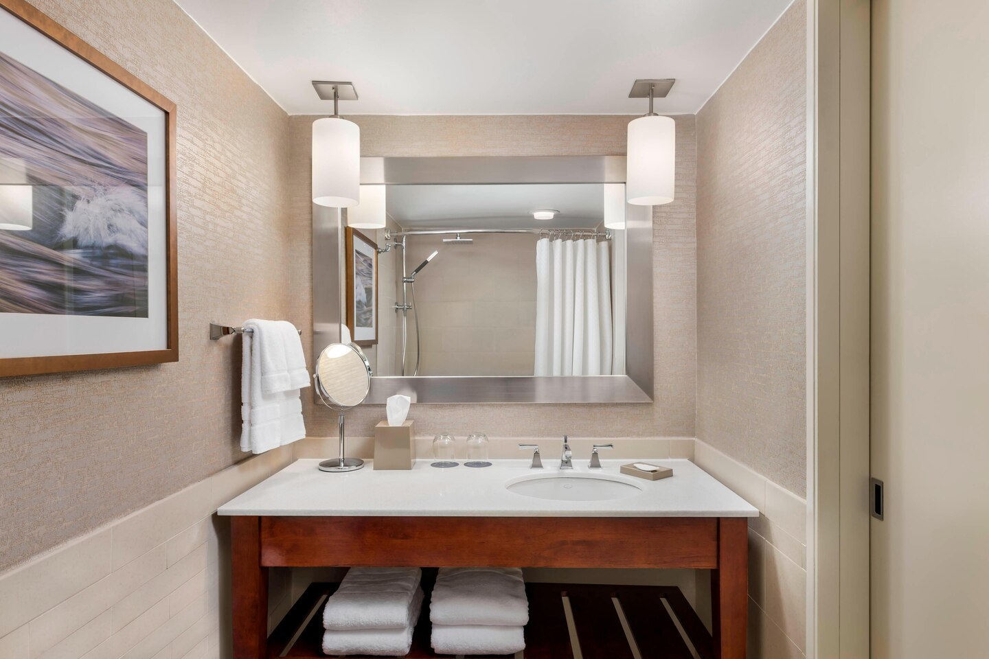 yyzbw-guestroom-bathroom-6561-hor-clsc