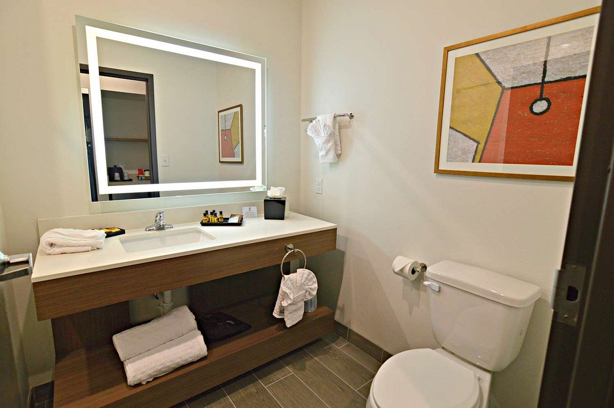 double-queen-guest-bathroom
