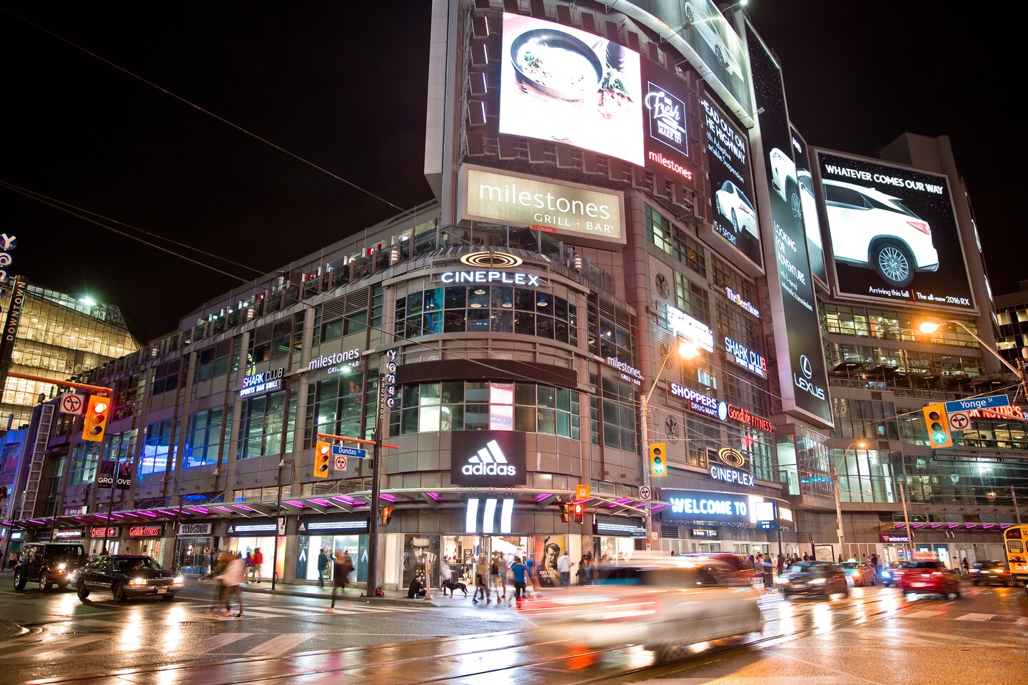 yyzbw-attractions-torontoeaton-centre-8105-hor-clsc