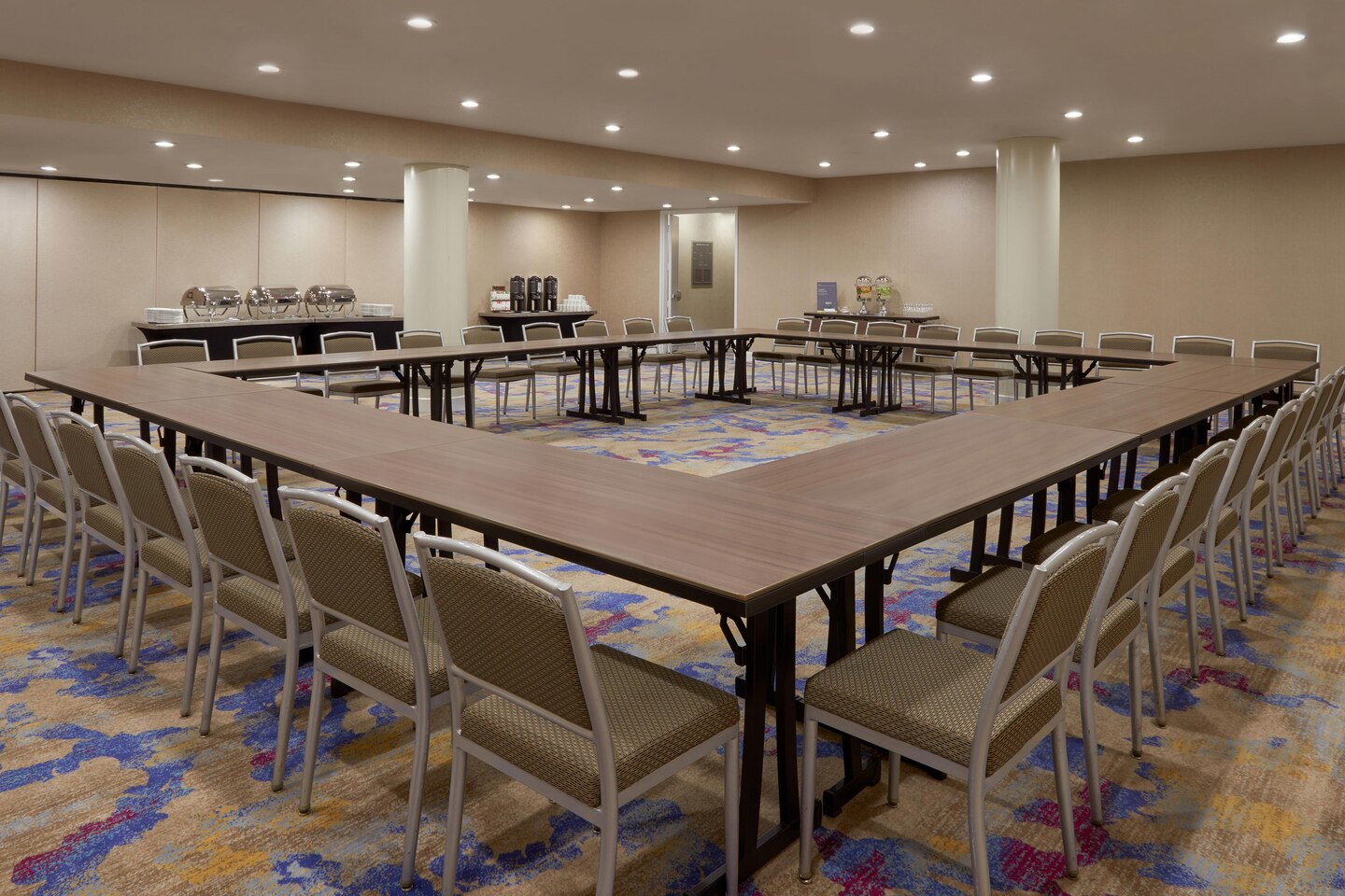 yyzbw-carlye-room-9301-hor-clsc