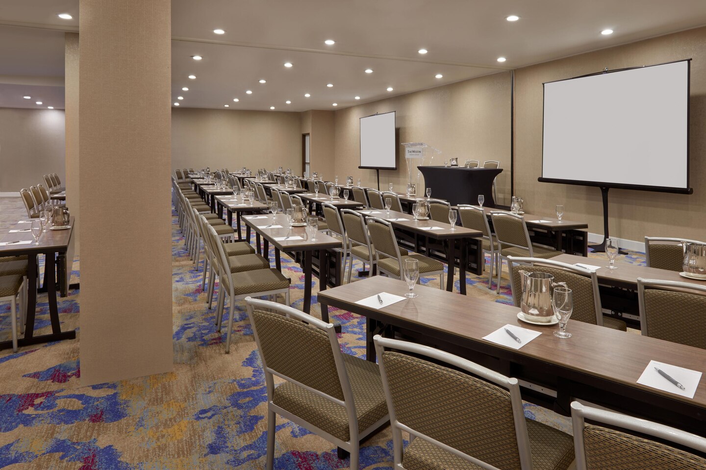 yyzbw-classroom-setup-9299-hor-clsc