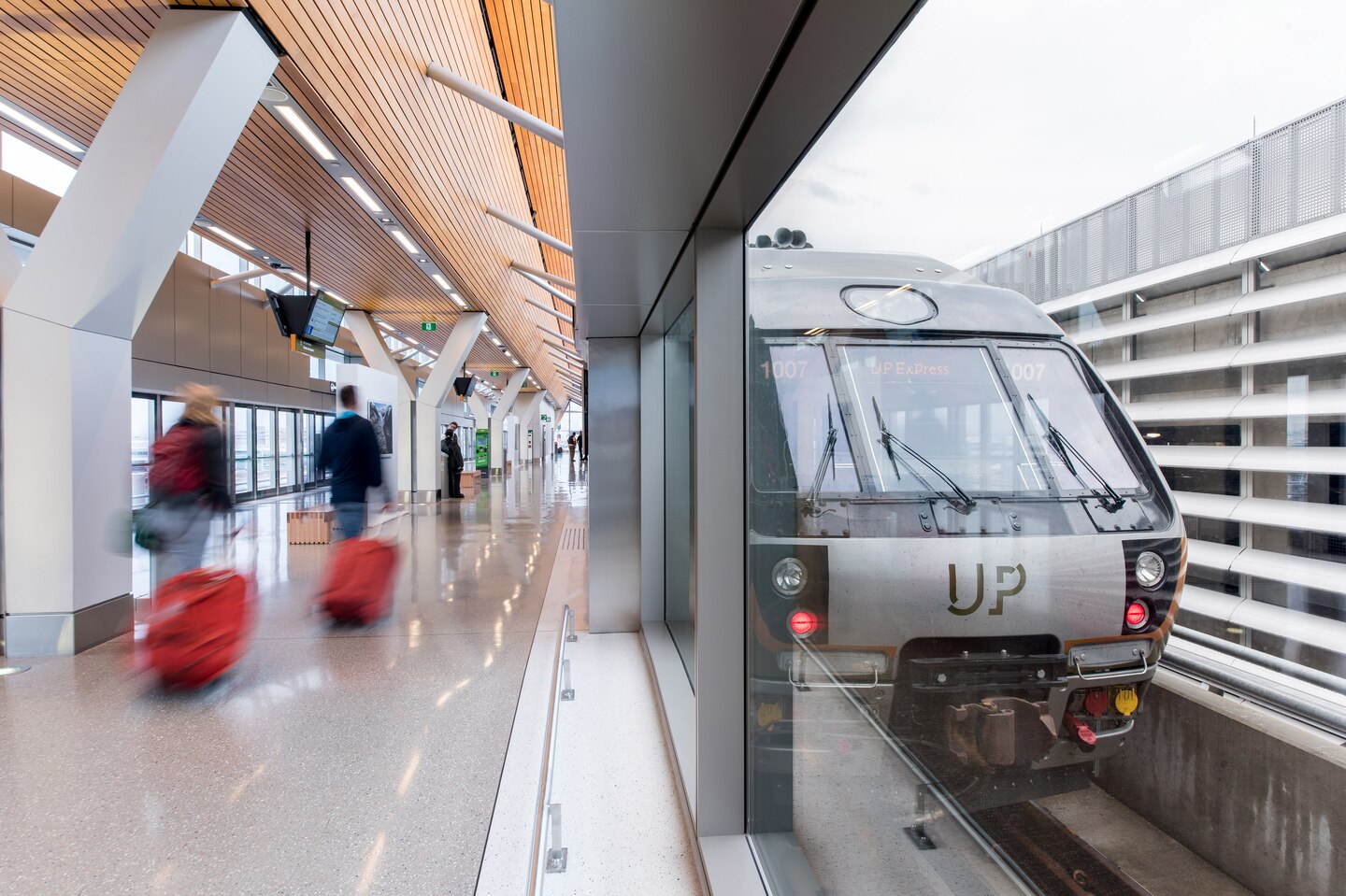 yyzbw-attractions-up-expresstrain-8102-hor-clsc