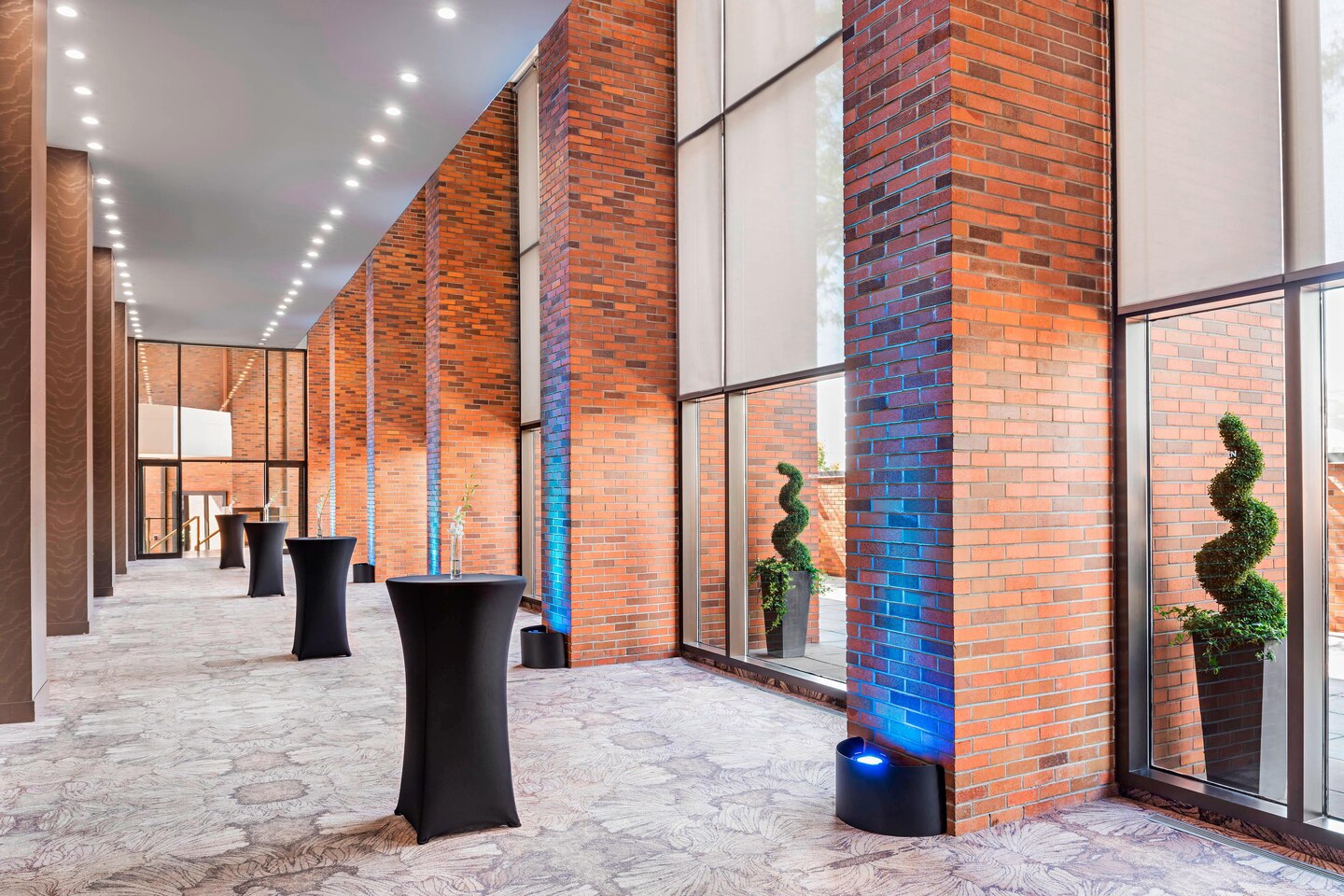 yyzbw-foyer-4783-hor-clsc
