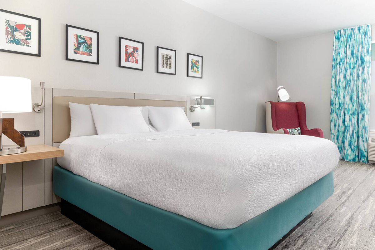 hgi-ontcu-k1rzv-king-bed-on-site-bar-toyota-arena-ontario-international-airport