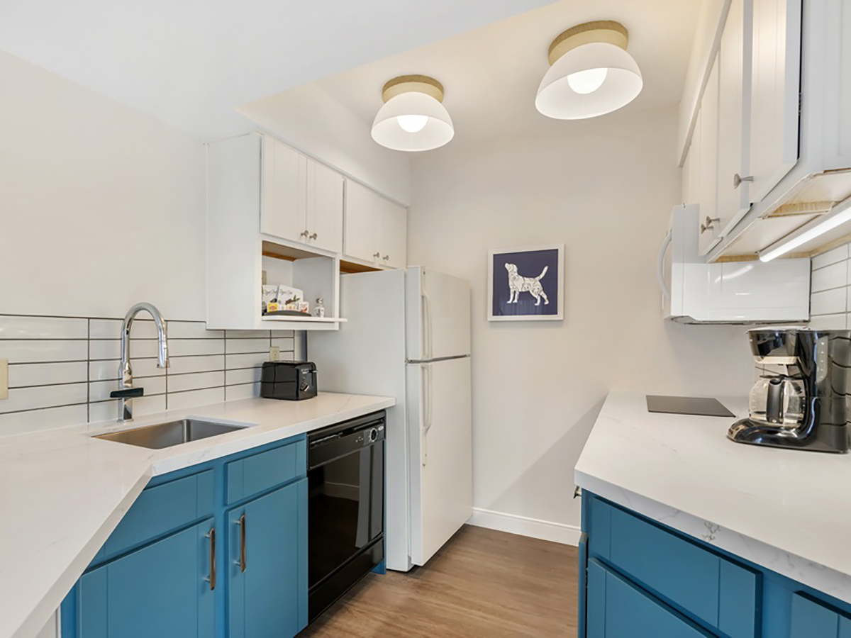 ses_dullesairport_one-bedroom-suite---king---kitchen-gallery_image-800x600