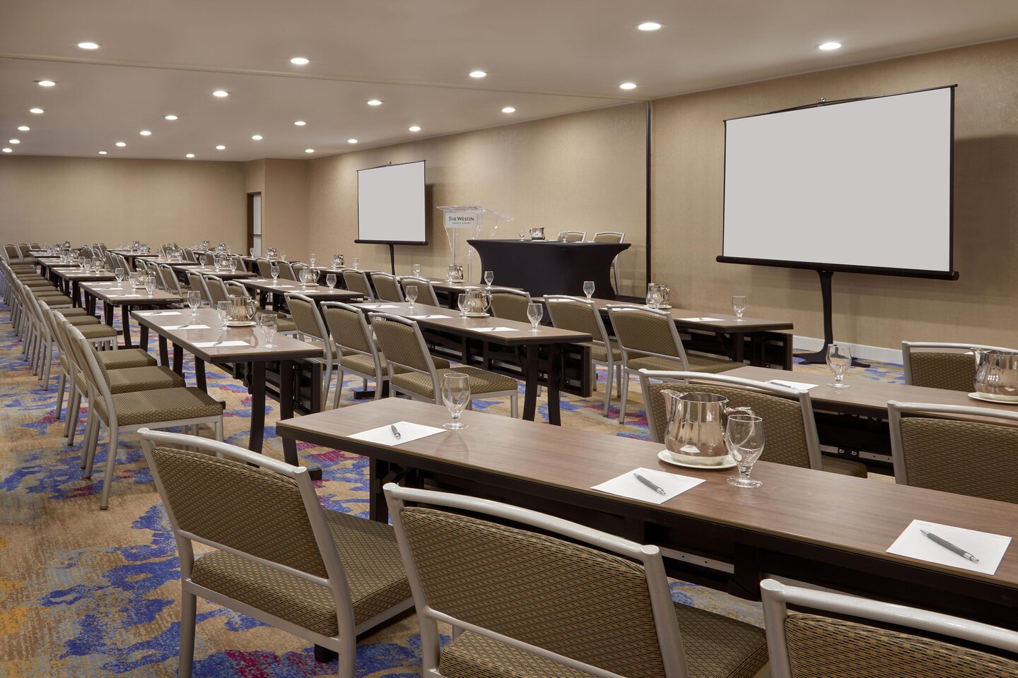 yyzbw-classroom-setup-9300-hor-clsc