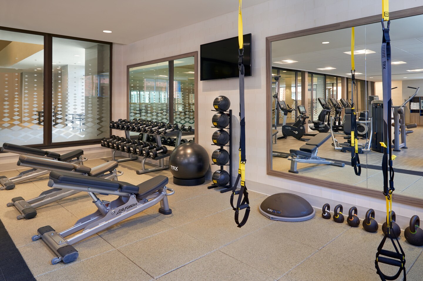 yyzbw-fitness-studio-7104-hor-clsc