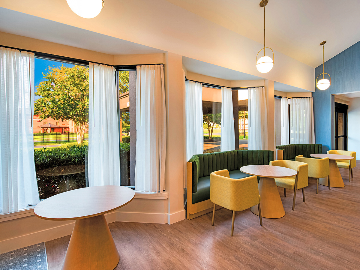 sel_philadelphiaairport_dining_thecommons_banquettes_gallery_image_800x600